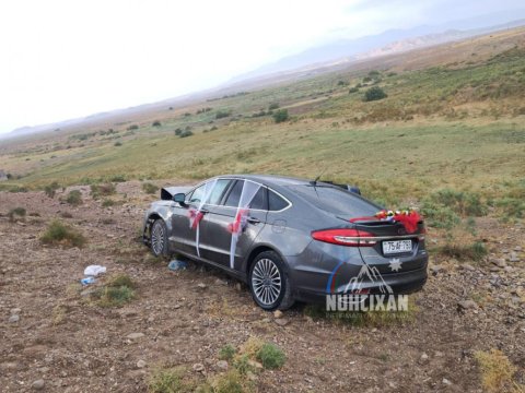 Bəy-gəlin maşını qəzaya düşdü - Ölən var&nbsp;