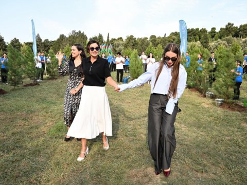 Mehriban Əliyeva ağacəkmə aksiyasında - FOTOLAR