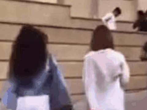 &ldquo;Bu yubkanızı gecə klubuna geyinin&rdquo;&nbsp;- Müəllim paylaşımına görə tənqid olundu