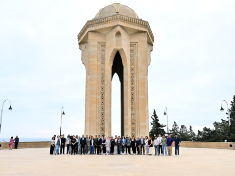 Multikulturalizm Məktəbinin iştirakçıları Fəxri və Şəhidlər xiyabanlarında...