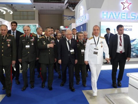 Türkiyənin müdafiə naziri Bakıda&nbsp;sərgi&nbsp;ilə tanış olub