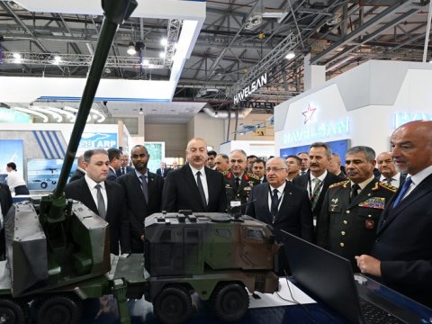 İlham Əliyev Bakıdakı sərgilərdə