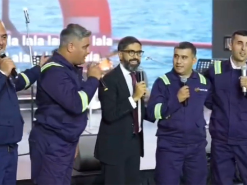 Rövşən Nəcəf neftçilərlə birgə mahnı oxudu - VİDEO