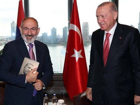 Paşinyana imzalı kitabını hədiyyə etdi