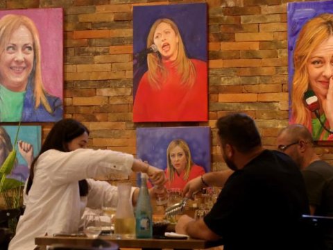 Baş nazirin portretləri ilə dolu restoran - FOTO