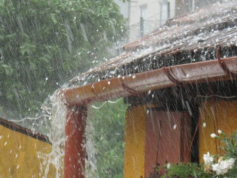 Bəzi bölgələrə leysan yağır - FAKTİKİ HAVA