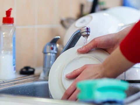 Toyda qabları yuyarkən öldü