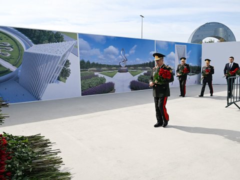 Zakir Həsənov və şəxsi heyət Zəfər parkında - FOTO