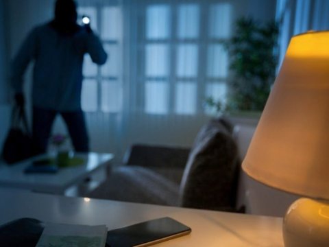 Xırdalanda mağazadan 5 noutbuk oğurlandı