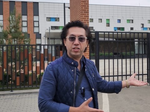 Özbək jurnalist Füzulidə&nbsp;Mirzə Uluqbəy məktəbində - VİDEO