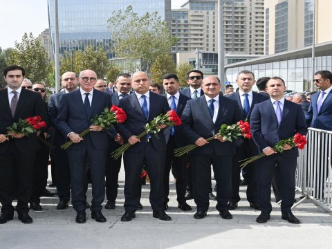 &nbsp;Nazirliyin kollektivi Anım Günü Zəfər parkında - FOTO