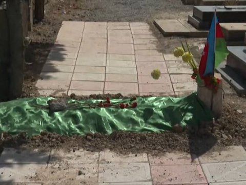 Bakıda yolun ortasında məzar qazdılar - VİDEO