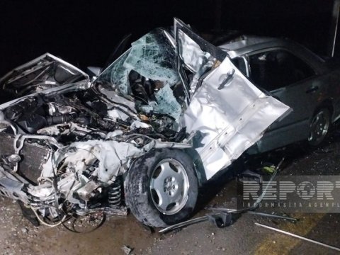 "Mercedes" yük maşınına çırpıldı -&nbsp;6 yaralı var&nbsp;