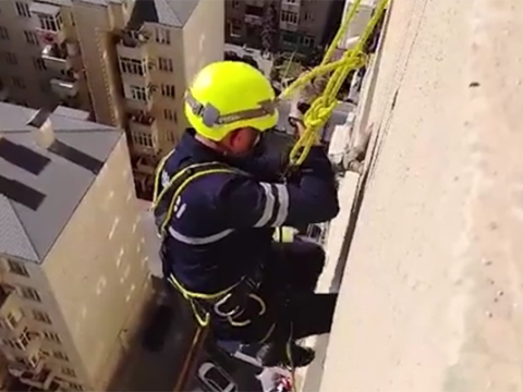 Köməksiz qalan azyaşlı belə xilas edildi&nbsp;- VİDEO