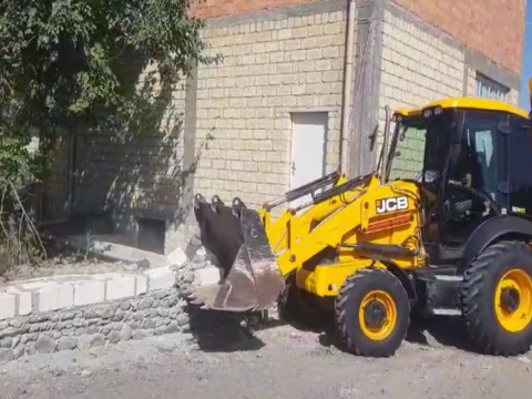 Gəncədə qanunsuz tikililər söküldü -&nbsp;VİDEO