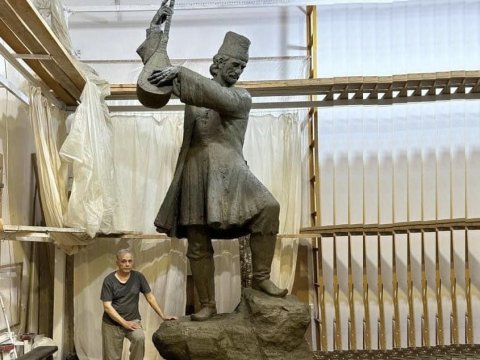 Aşıq Ələsgərin heykəlini&nbsp;yonan rektor&nbsp;- O, daha kimlərə abidə hazırlayıb...