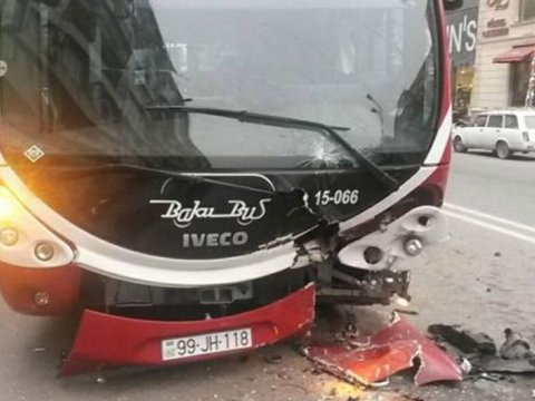 Bakıda marşrut avtobusu qəzaya düşdü - Xəsarət alan var