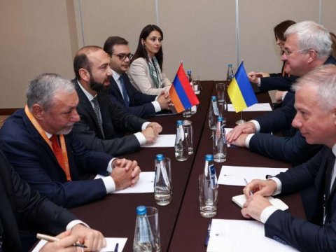 Mirzoyan ukraynalı həmkarı ilə müzakirələr aparıb
