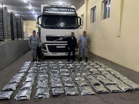 İrandan Rusiyaya meyvə aparan TIR-da 76 kq narkotik aşkarlandı