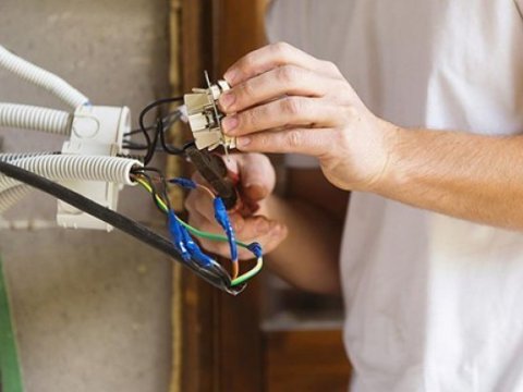 21 yaşlı oğlanı cərəyan vuraraq öldürüb