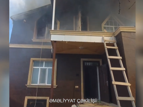 Binədə 2 mərtəbəli evdə yanğın -&nbsp;VİDEO