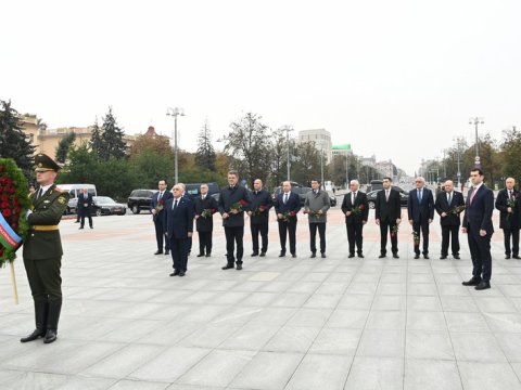 Əli Əsədov Minskdə Qələbə abidəsini ziyarət edib