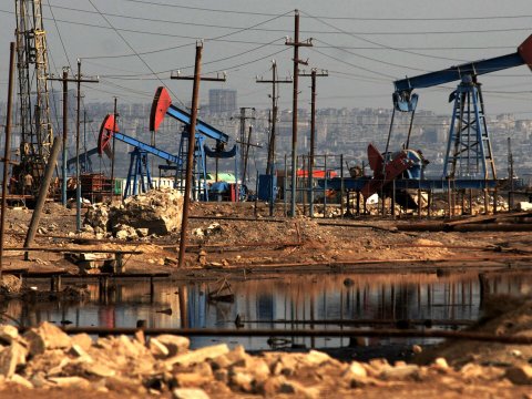 Azərbaycan neftinin qiyməti 80 dolları ÖTÜB