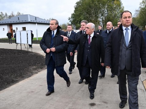 Əli Əsədov belaruslu həmkarı ilə yaşayış massivində - FOTO