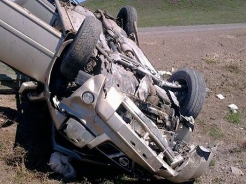 Qaxda maşın aşdı - Sürücü yaralandı