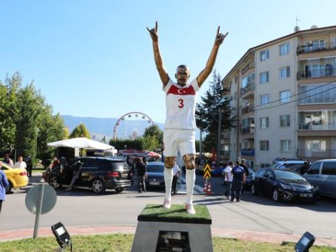 Türkiyədə UEFA-nın cəzalandırdığı futbolçuya heykəl QOYULDU
