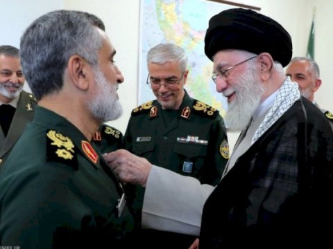 Xamenei İsraili bombalayan generalı təltif etdi