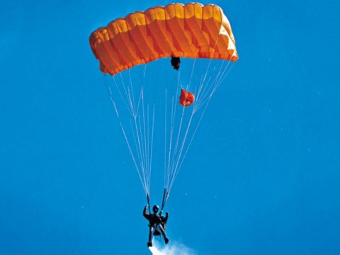 Paraşütçü uçuş zamanı ÖLÜB