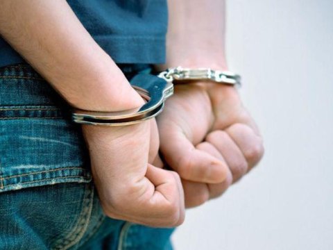 Yaşadığı evdə narkotiklə silah saxlayan şəxs saxlanıldı