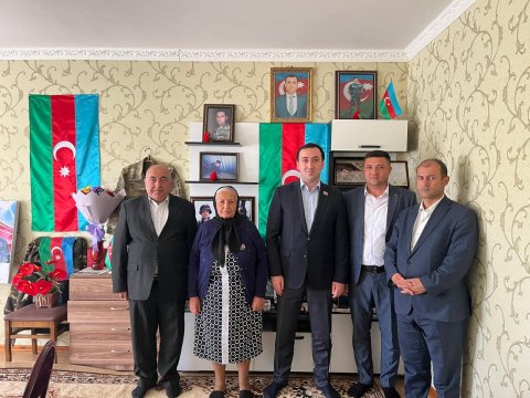 Deputat Mahir Süleymanlı şəhid ailələri ilə bir arada