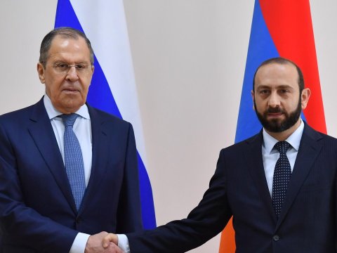 Lavrovla Mirzoyan arasında qəribə söhbət: "Uşaqlar it kimi geyinirlər"