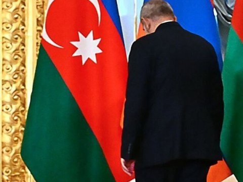 Paşinyanın bayrağımız qarşısında fotosu erməniləri dəli etdi - FOTO