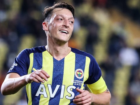 Ulduz futbolçu Bakıya gəlir