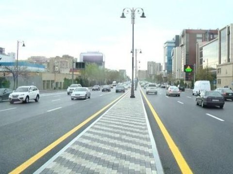 Bu yolda qoşa xətt silinərək qırıq xətlə əvəzləndi