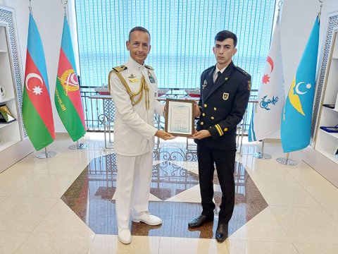 Hərbi dənizçilər təltif edildi