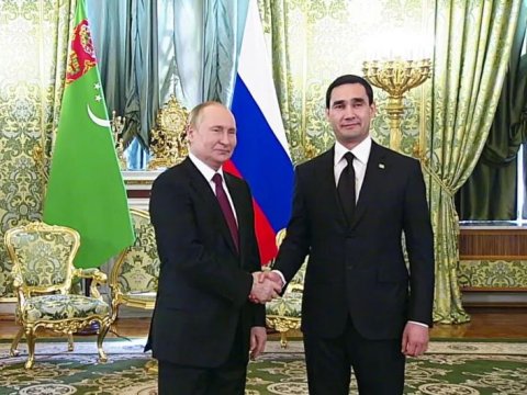 Türkmənistan prezidenti Putini təltif etdi