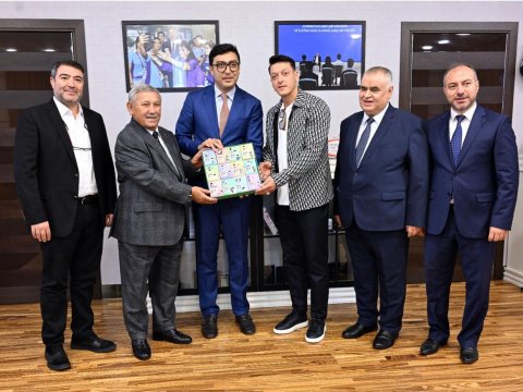 Mesut Özil Bakıda nazirlə görüşdü - FOTO