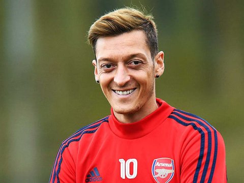 Məsut Özil Bakıda futbol akademiyası açacaq