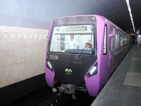 &ldquo;İçərişəhər&rdquo; stansiyasında problem: qatarın qapıları bağlanmadı