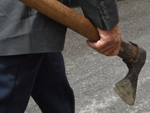 Bakıda dəhşət: 37 yaşlı kişi baltalandı