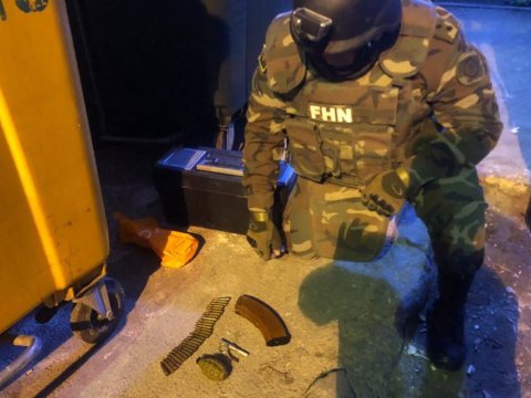 Bakıda küçədə əl qumbarası və avtomat aşkarlandı