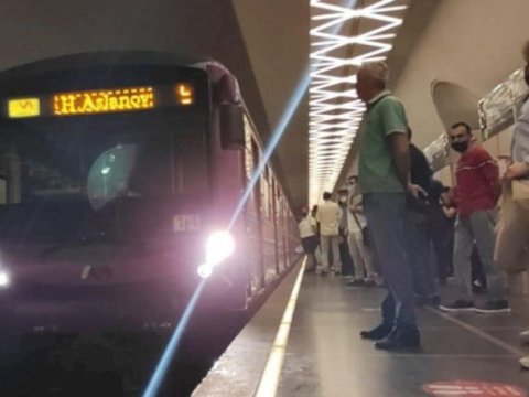 Metroda problem&nbsp;- Sərnişinlər qatardan düşürüldü