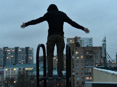 26 yaşlı gənc özünü 6-cı mərtəbədən atdı