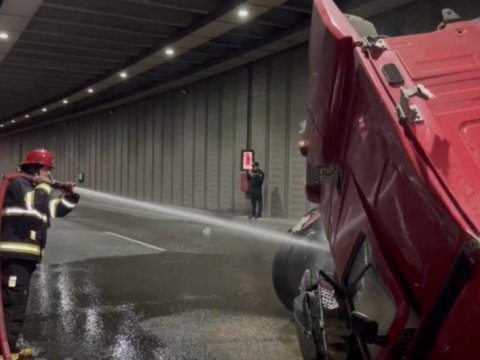 Yanacaq daşıyan yük maşını qəza törətdi - Partlayış təhlükəsi
