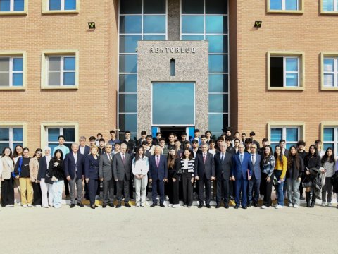 Rektor yüksək balla qəbul olan tələbələrlə görüşüb - FOTO