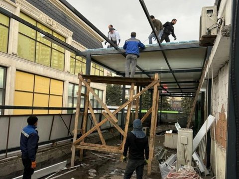 Daha bir küçədə qanunsuz tikili söküldü